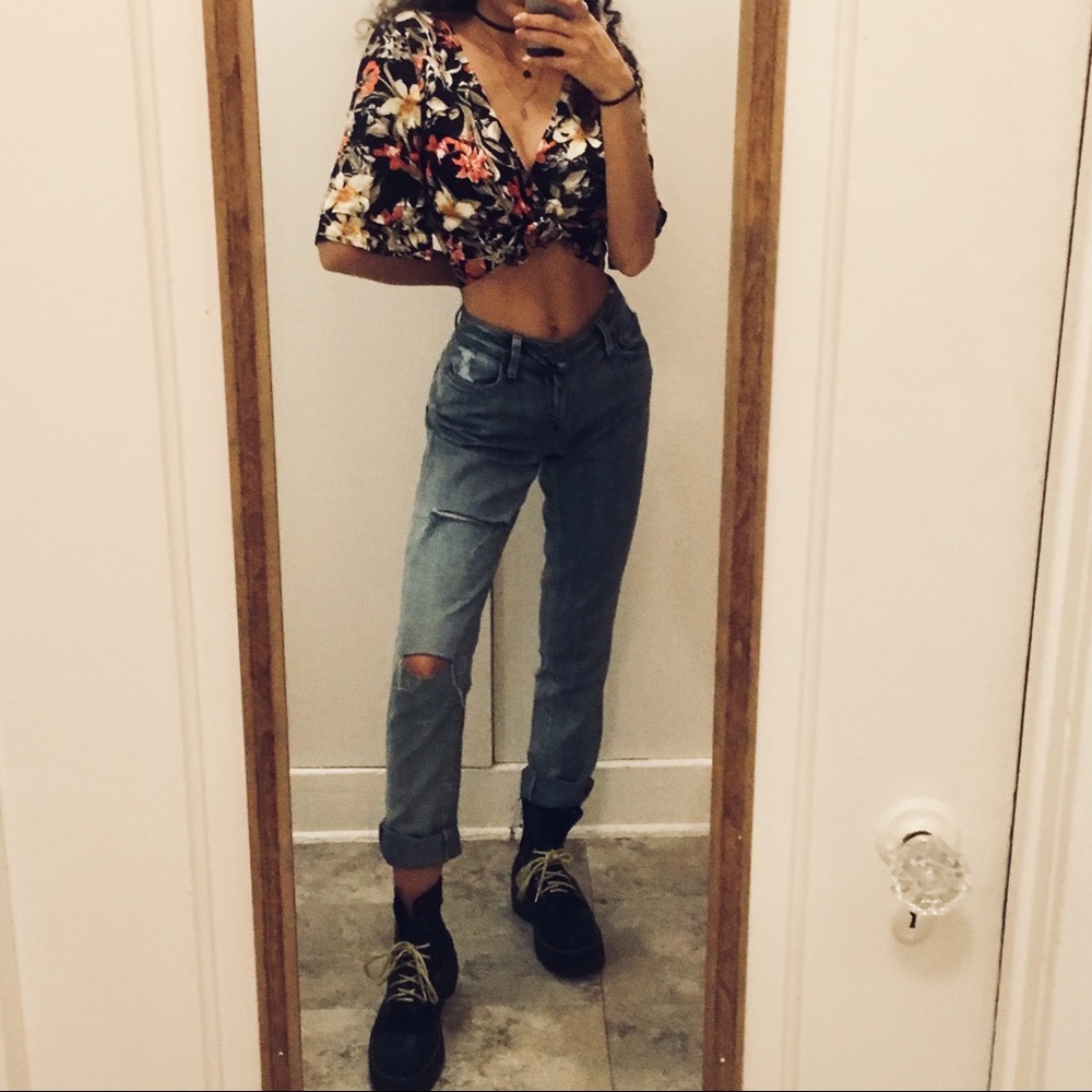 lightly distressed jeans size 25